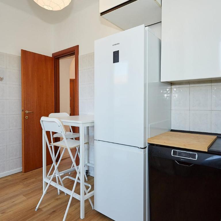 Family Friendly & Spacious w Balcony Metro Milano - Appartamento con 2 Camere da Letto - 3