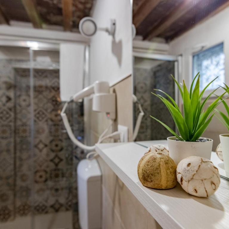 Hoslty-Suite l'Arancio-Enjoy the Historical Center-Brand new Shower - Appartamento Deluxe con 1 Camera da Letto - 4