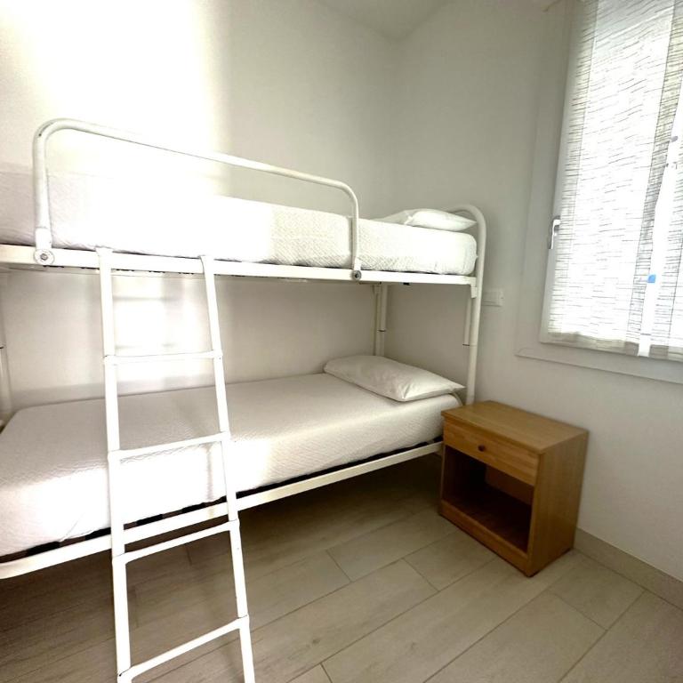 Nice and bright flat with pool - Apartment - 7