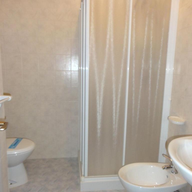 Nice and bright flat with pool - Apartment - 8
