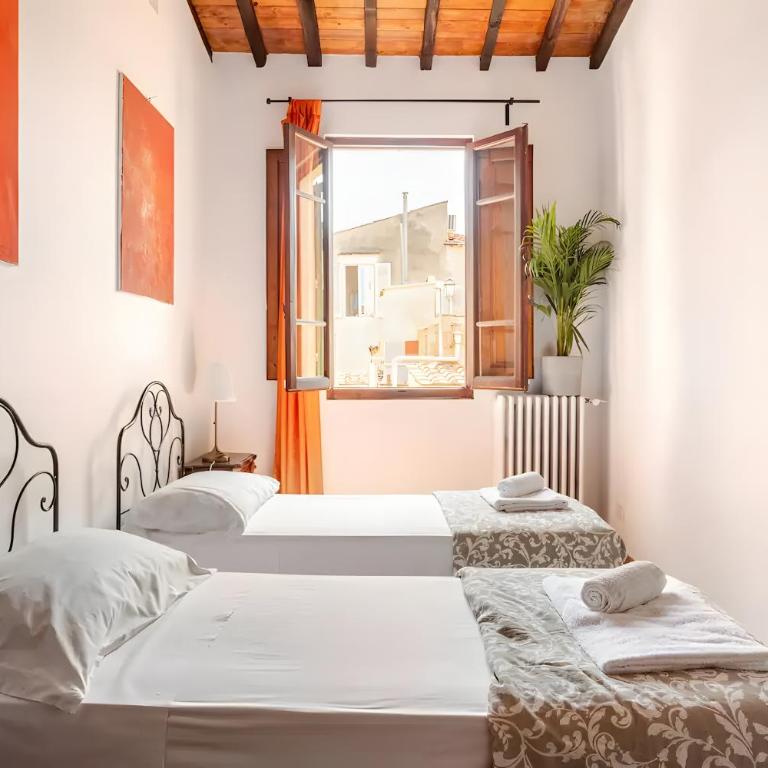 Art & Soul Florence Apartment with AC- UNESCO Downtown - 3 bedrooms - Three-Bedroom Apartment - 4