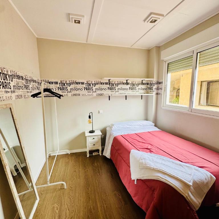 Centro Benidorm, casco histórico y playa 150 m - Three-Bedroom Apartment - 10