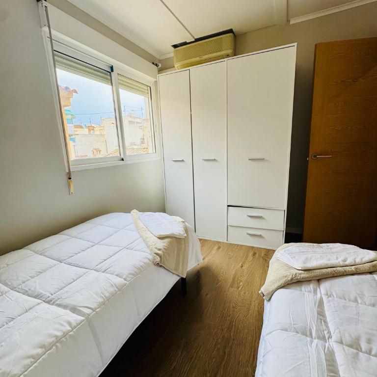 Centro Benidorm, casco histórico y playa 150 m - Three-Bedroom Apartment - 12