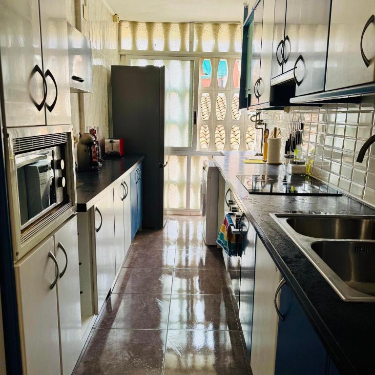 Centro Benidorm, casco histórico y playa 150 m - Three-Bedroom Apartment - 20