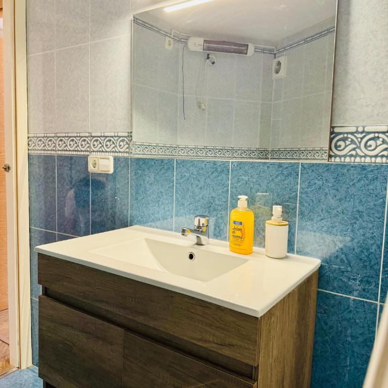 Centro Benidorm, casco histórico y playa 150 m - Three-Bedroom Apartment - 22
