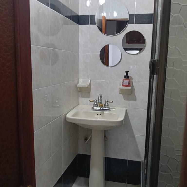 Hospedaje Muiscas - Habitación Triple con baño compartido - 4