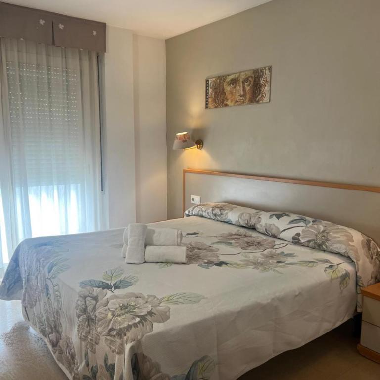 Hotel Cosmos Tarragona - Habitación con cama extragrande y balcón - 2