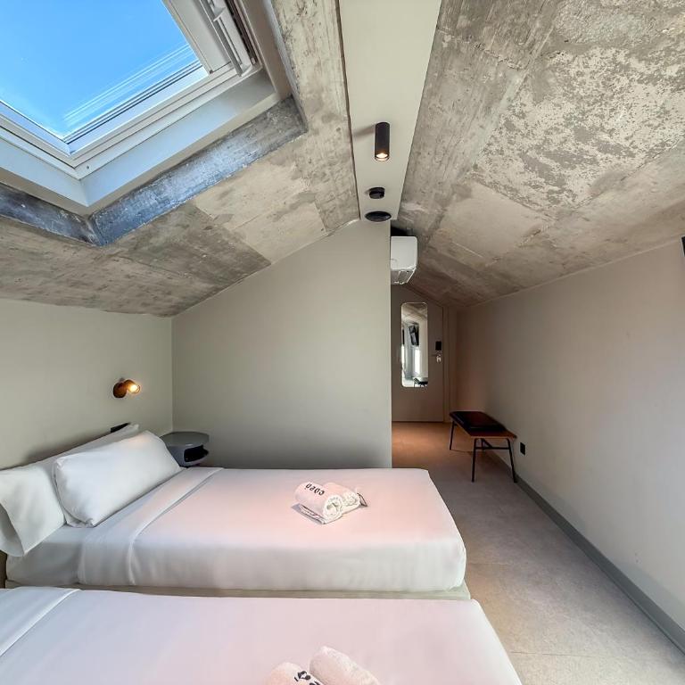Coeo Hernan Ruiz Rooftop Pool Hostel - 2 Bedrooms with Private Bathroom - 1