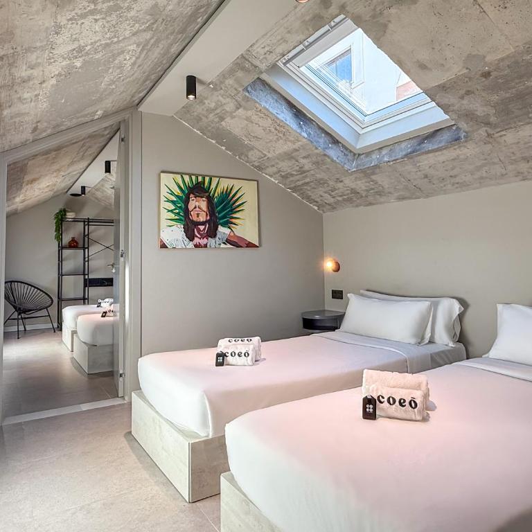 Coeo Hernan Ruiz Rooftop Pool Hostel - 2 Bedrooms with Private Bathroom - 3