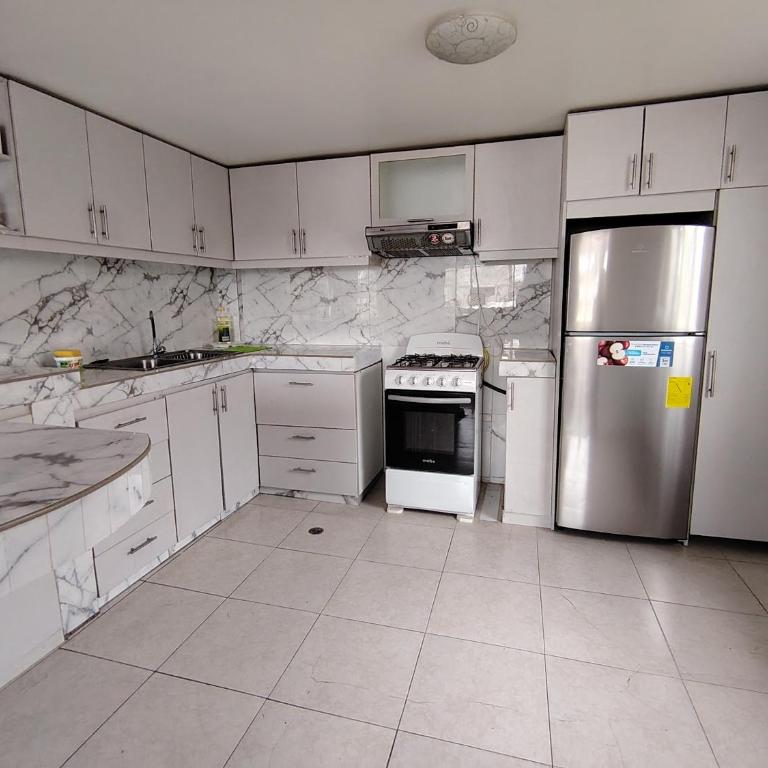 Departamento en zona residencial cerca del centro - Two-Bedroom Apartment - 2