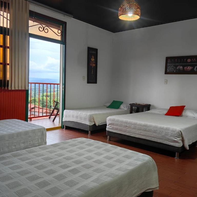 Hotel Veraneras del Quindío - Habitación Familiar con balcón - 4