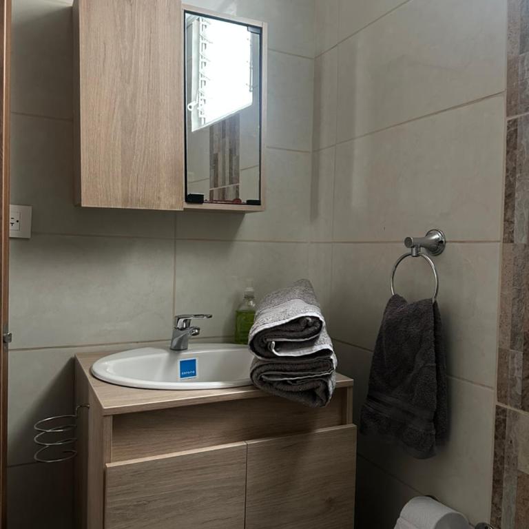 Apartamento familiar en el centro de Pereira - Three-Bedroom Apartment with Balcony - 8