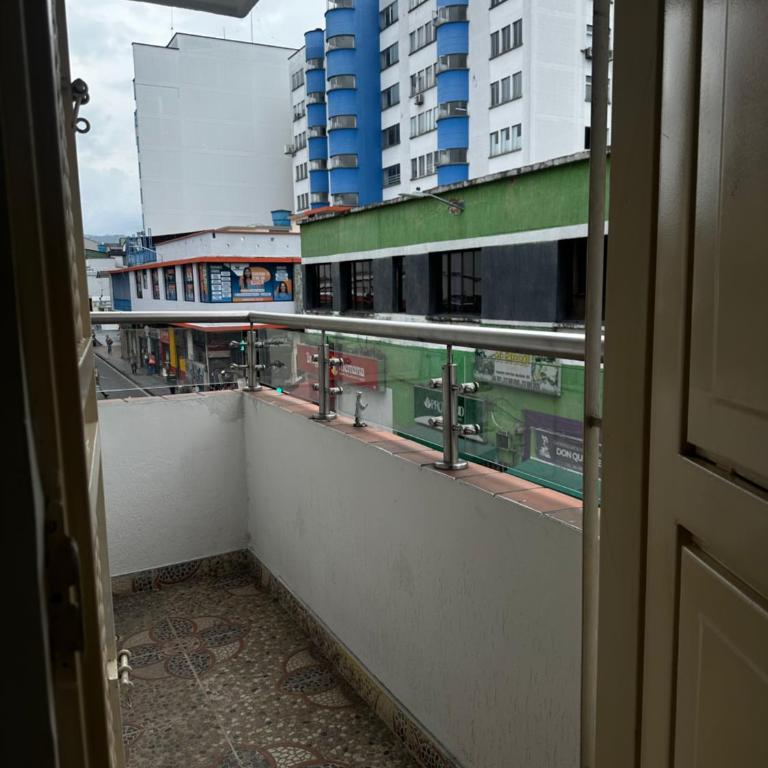 Apartamento familiar en el centro de Pereira - Three-Bedroom Apartment with Balcony - 12