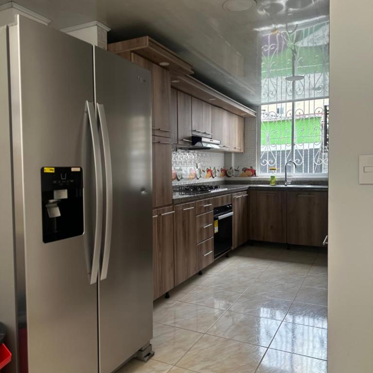 Apartamento familiar en el centro de Pereira - Three-Bedroom Apartment with Balcony - 4