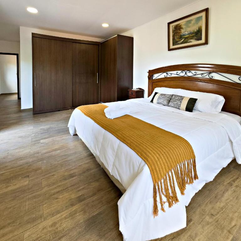 Casa estilo americano cerca del Shopping Mariscal con 2 garajes y WiFi - Two-Bedroom Townhouse - 15