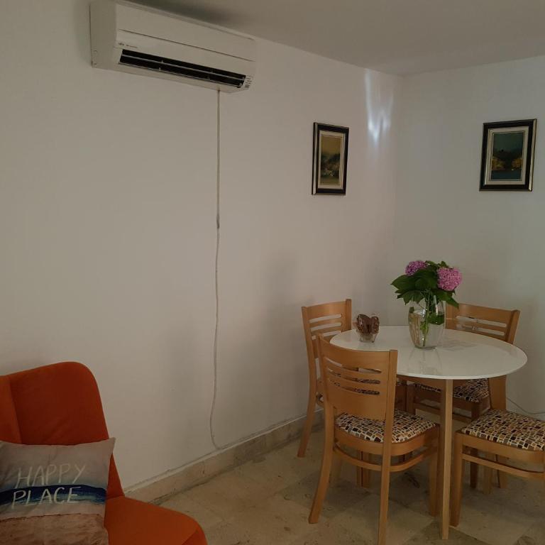 Three Palms Apartments Novakovic - Apartment with Terrace - 12