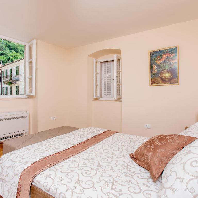 Old Town Museum Square Apartment - Deluxe Two-Bedroom Apartment - 21