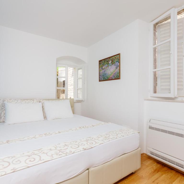 Old Town Museum Square Apartment - Deluxe Two-Bedroom Apartment - 24