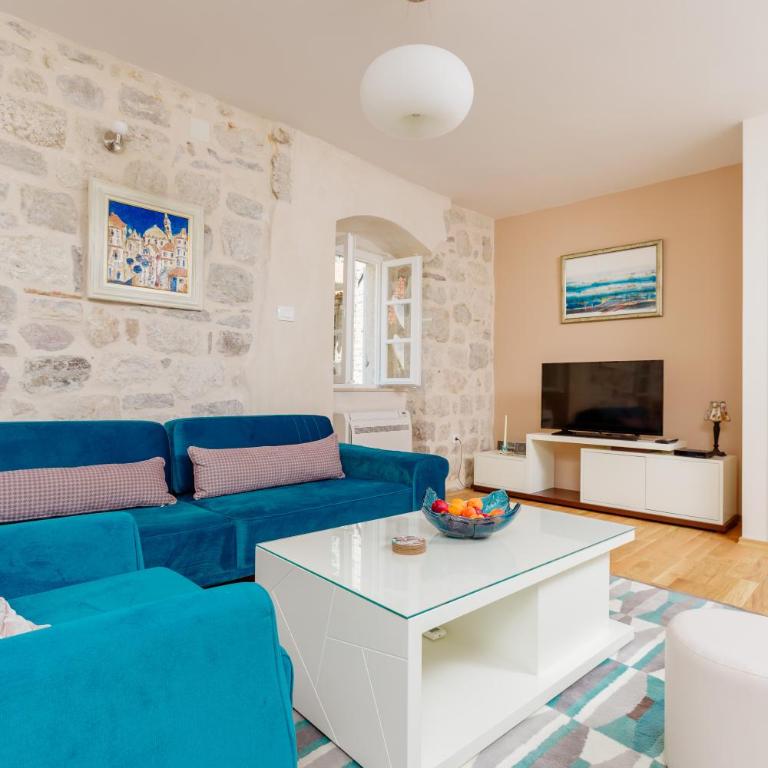 Old Town Museum Square Apartment - Deluxe Two-Bedroom Apartment - 3
