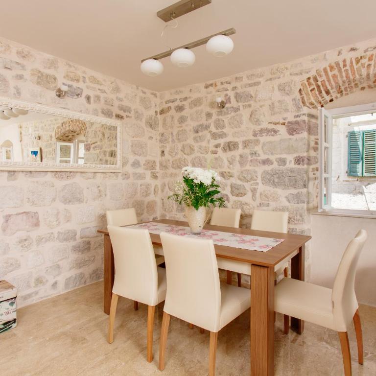 Old Town Museum Square Apartment - Deluxe Two-Bedroom Apartment - 4