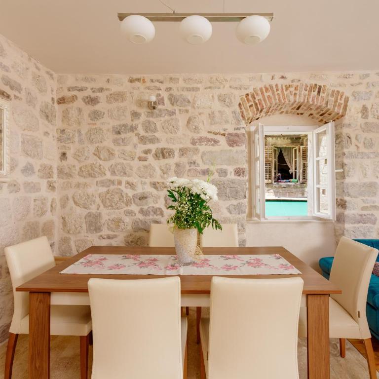 Old Town Museum Square Apartment - Deluxe Two-Bedroom Apartment - 7