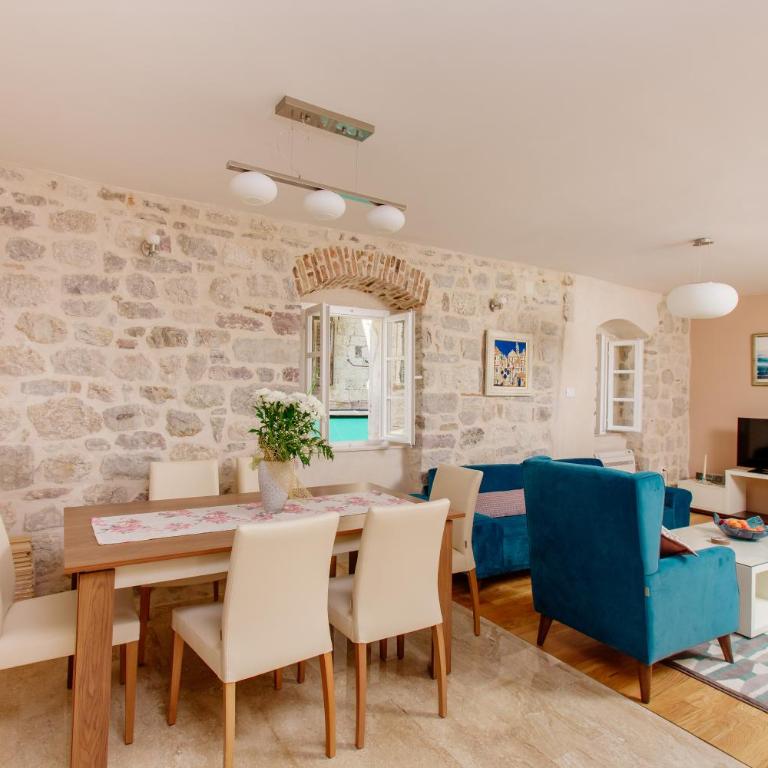Old Town Museum Square Apartment - Deluxe Two-Bedroom Apartment - 6