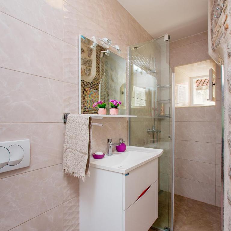 Old Town Museum Square Apartment - Deluxe Two-Bedroom Apartment - 15