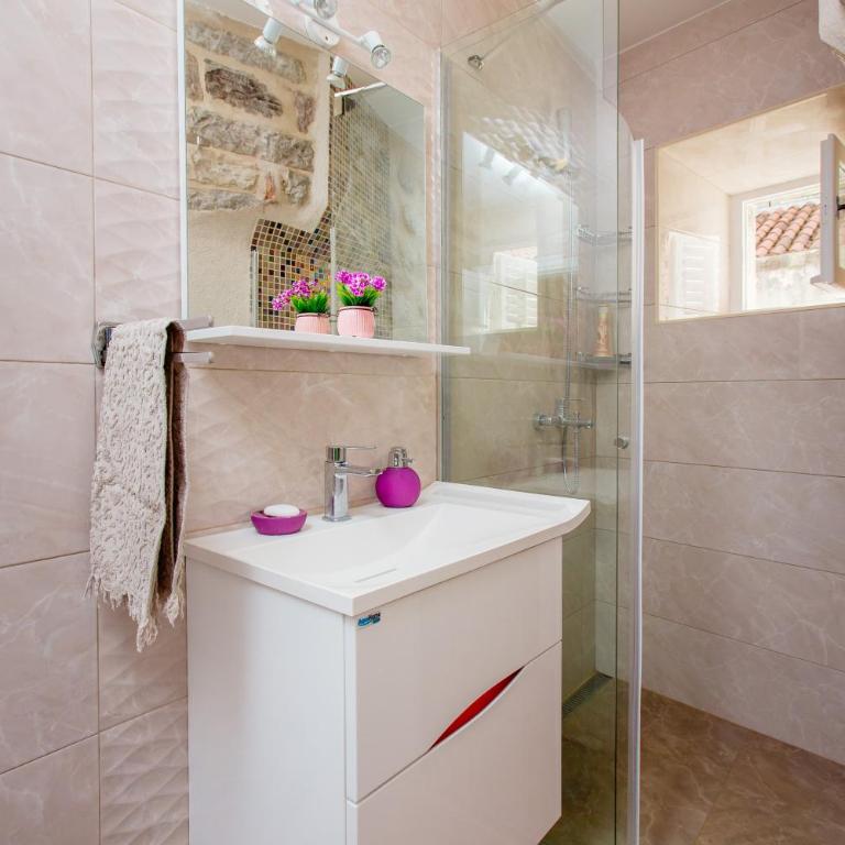 Old Town Museum Square Apartment - Deluxe Two-Bedroom Apartment - 16