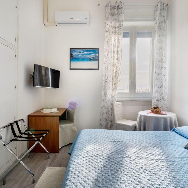 Cagliari Central Rooms With Port View - Standard Triple Room with Sea View - 4