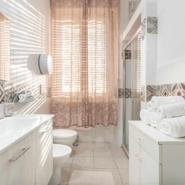 Cagliari Central Rooms With Port View - Standard Triple Room with Sea View - 3
