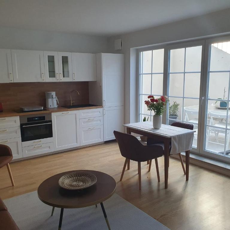 75m2 lichtdurchflutete 3 Zimmer Souterrain Wohnung in einem Neubau Villa - Apartamento de 2 dormitorios - 1