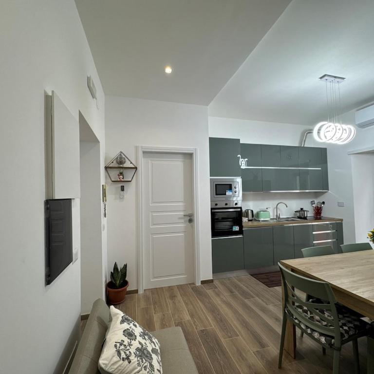 Colosseo-Torre Maura Modern Double Rooms Private EnSuite, WiFi & AC near Metro C - Camera Tripla con Terrazza - 1