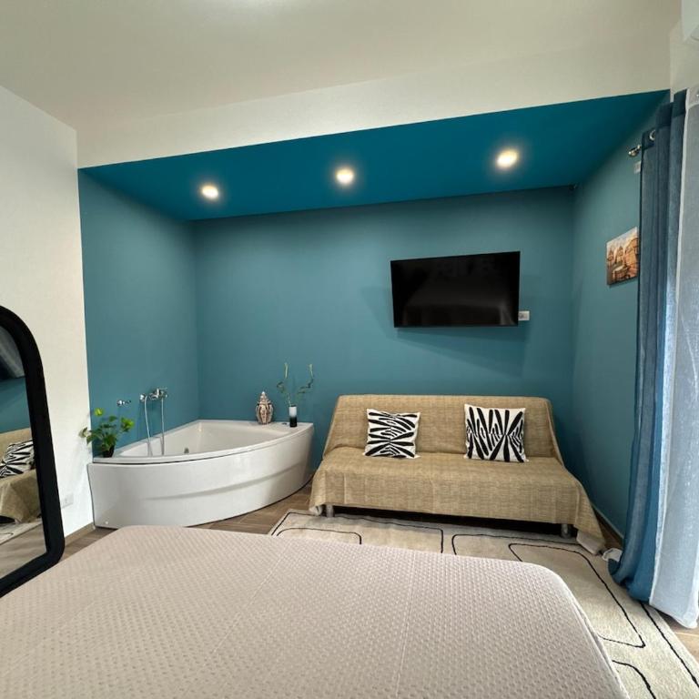 Colosseo-Torre Maura Modern Double Rooms Private EnSuite, WiFi & AC near Metro C - Camera Tripla con Terrazza - 6