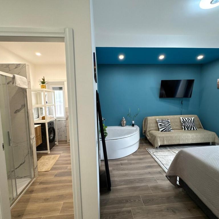 Colosseo-Torre Maura Modern Double Rooms Private EnSuite, WiFi & AC near Metro C - Camera Tripla con Terrazza - 8