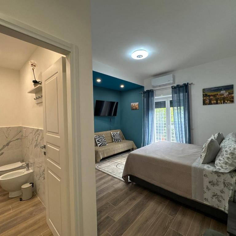 Colosseo-Torre Maura Modern Double Rooms Private EnSuite, WiFi & AC near Metro C - Camera Tripla con Terrazza - 11