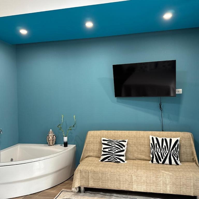 Colosseo-Torre Maura Modern Double Rooms Private EnSuite, WiFi & AC near Metro C - Camera Tripla con Terrazza - 13