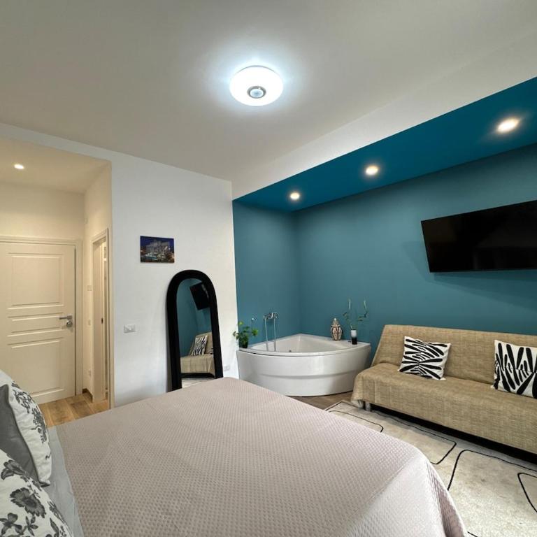 Colosseo-Torre Maura Modern Double Rooms Private EnSuite, WiFi & AC near Metro C - Camera Tripla con Terrazza - 21