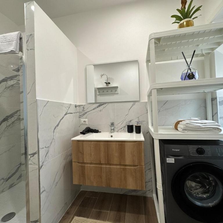 Colosseo-Torre Maura Modern Double Rooms Private EnSuite, WiFi & AC near Metro C - Camera Tripla con Terrazza - 27