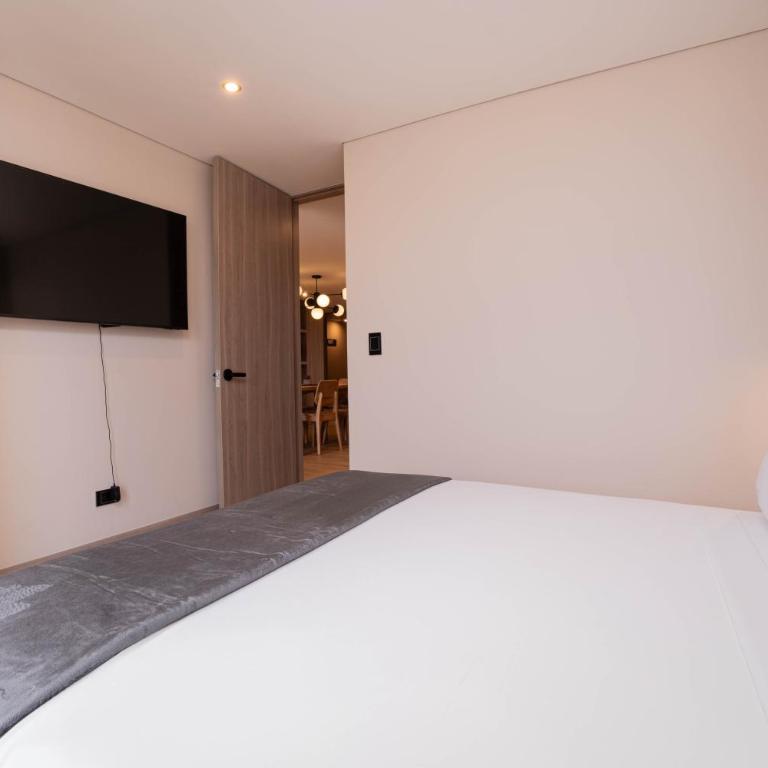 Jatisa Living by HOUSY - Three-Bedroom Deluxe Apartment - 9