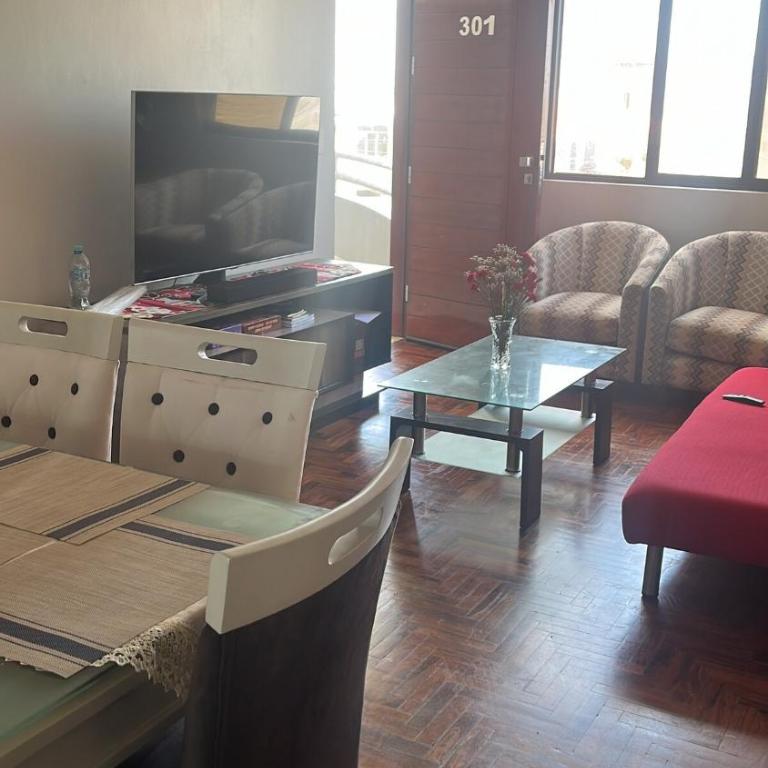 Depa con Balcón frente al muelle y al Papa - Three-Bedroom Apartment - 1
