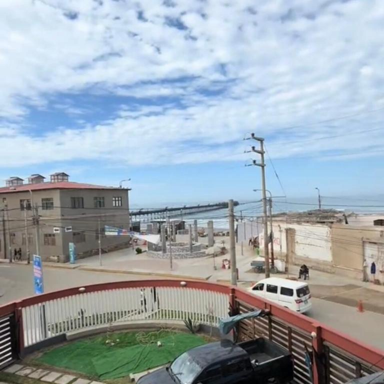 Depa con Balcón frente al muelle y al Papa - Three-Bedroom Apartment - 2
