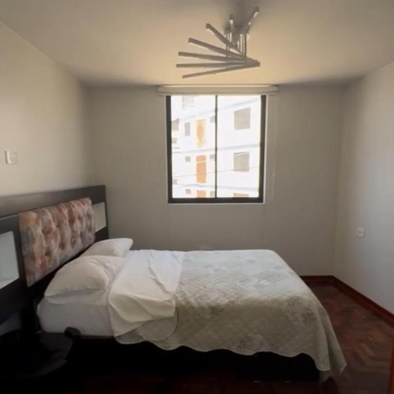 Depa con Balcón frente al muelle y al Papa - Three-Bedroom Apartment - 6