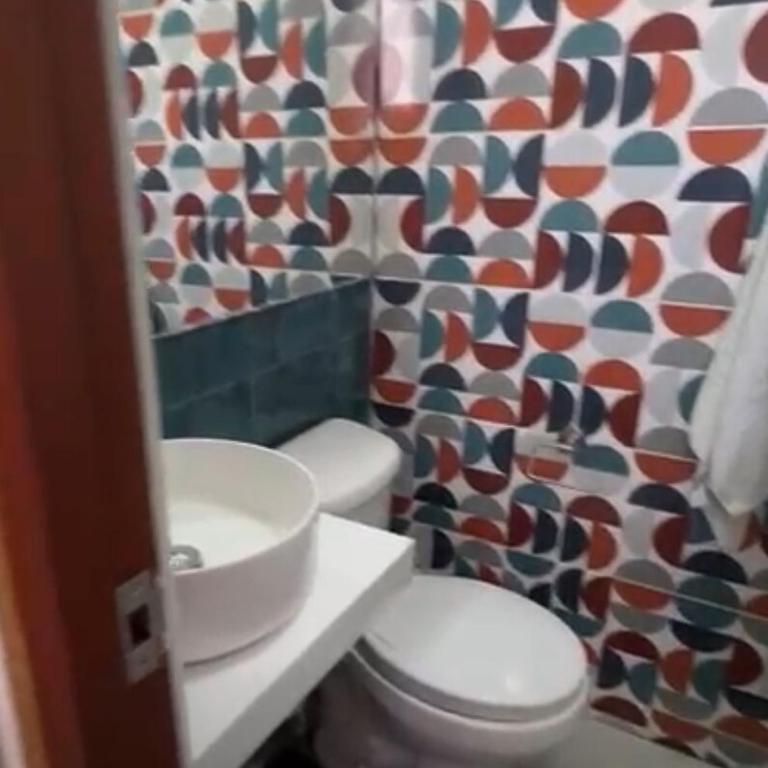 Depa con Balcón frente al muelle y al Papa - Three-Bedroom Apartment - 10