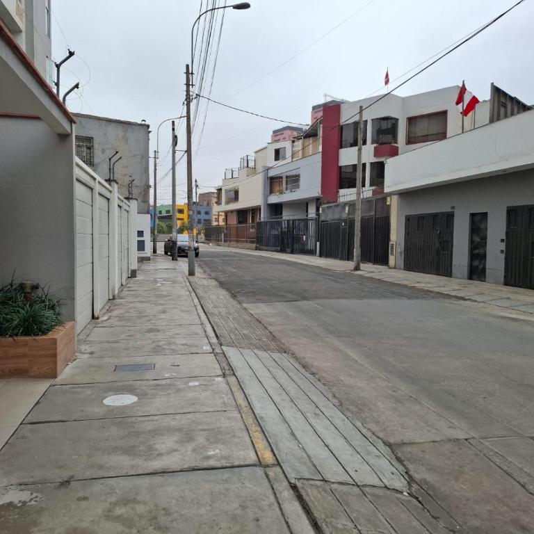 Hermoso departamento cerca a parque y estadio nacional con cochera - Three-Bedroom Apartment - 24