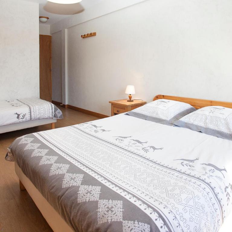 La Roche du Croue - Dreibettzimmer mit Bergblick und Doppelbett - 4