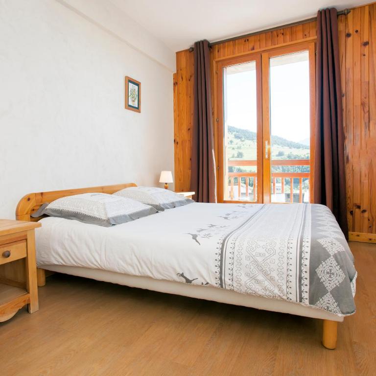 La Roche du Croue - Dreibettzimmer mit Bergblick und Doppelbett - 5