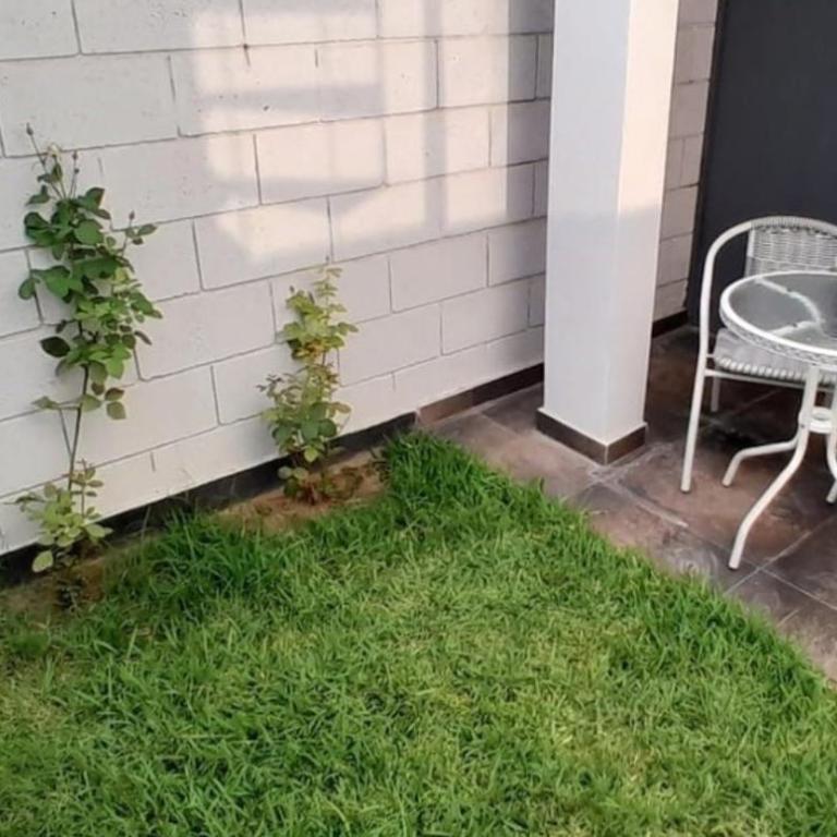 Casa con piscina, terraza y parrilla en Ica - Three-Bedroom Townhouse - 4