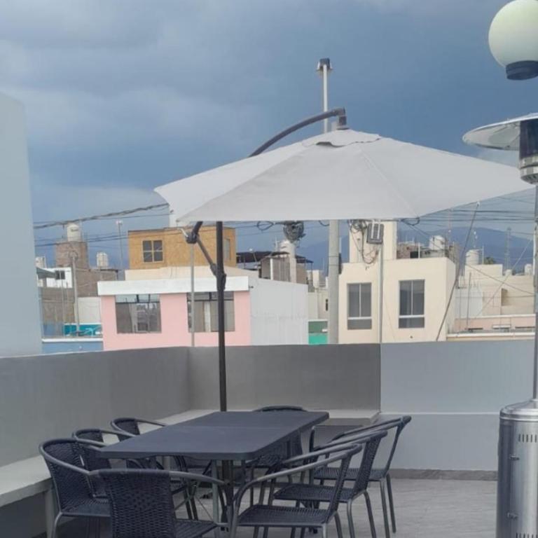 Casa con piscina, terraza y parrilla en Ica - Three-Bedroom Townhouse - 9