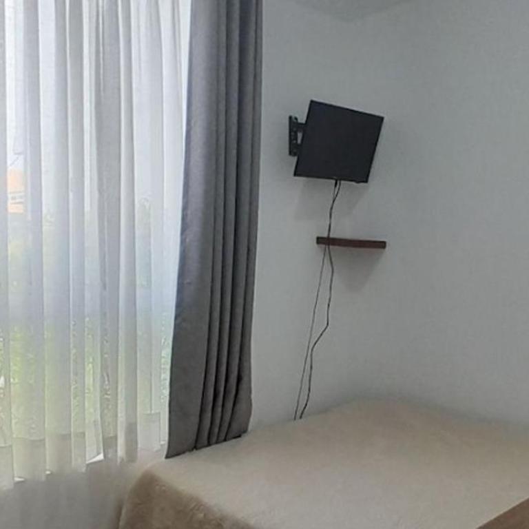 Casa con piscina, terraza y parrilla en Ica - Three-Bedroom Townhouse - 26