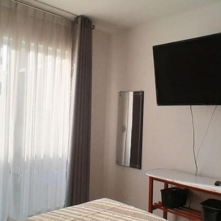 Casa con piscina, terraza y parrilla en Ica - Three-Bedroom Townhouse - 20
